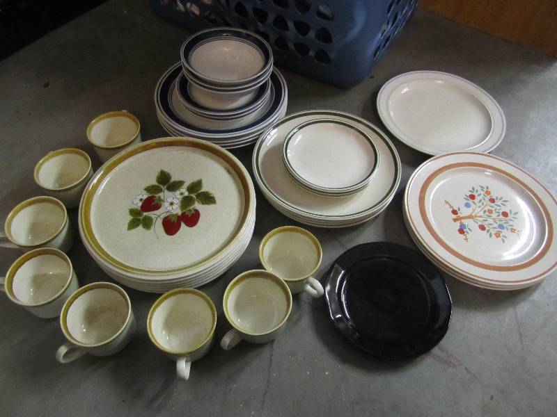 lot 293 image: Lot of Misc Stoneware Dishes Bowls ...