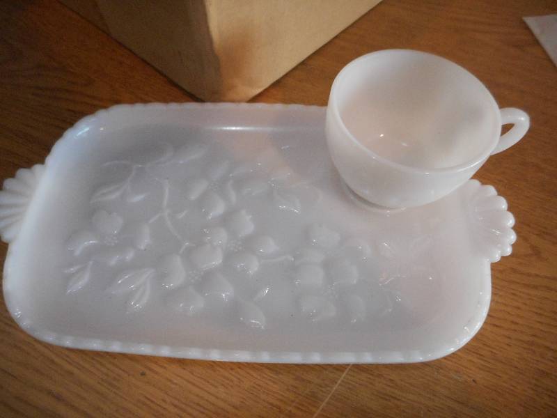 VINTAGE SNACK PLATE SET