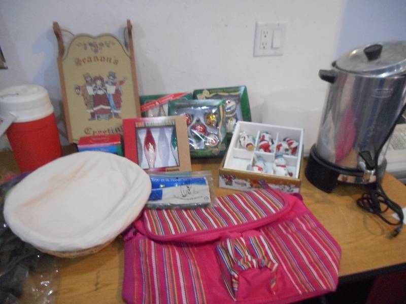 MISC-LOT- CHRISTMAS ITEMS, TUPPERWARE CAKE KEEPER