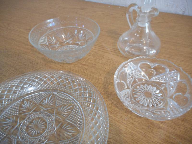 BOX LOT OF GLASSWARE SALAD PLATES, TWO SIZED BOWLS
