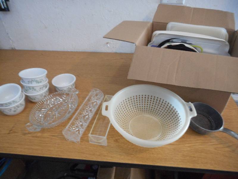 MISC TUPPERWARE LOT, GLASS RELISH DISH AND IVY GLASS BOWLS