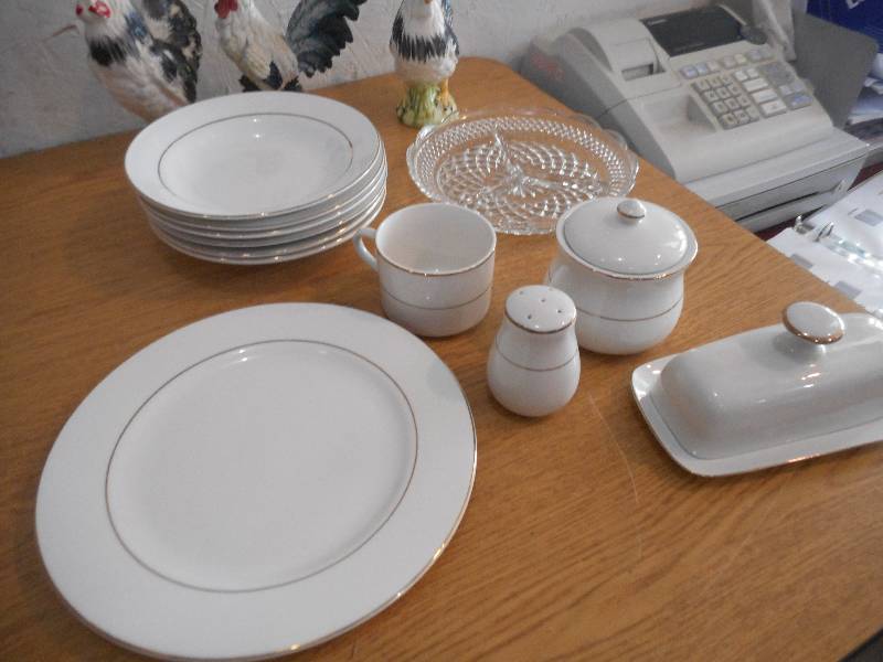 TOTALLY TODAY CHINA SET SERVICE FOR APPROX 20 PLUS SERVING DISHES