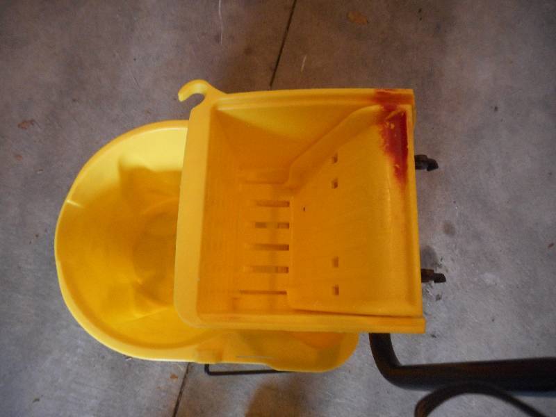 RUBBERMAID MOP BUCKET ON WHEELS