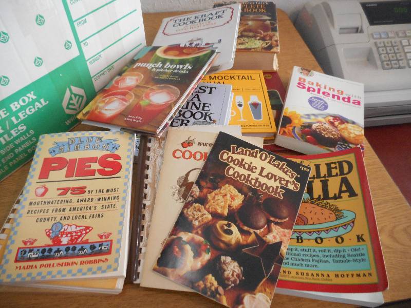 BOX LOT OF COOK BOOKS