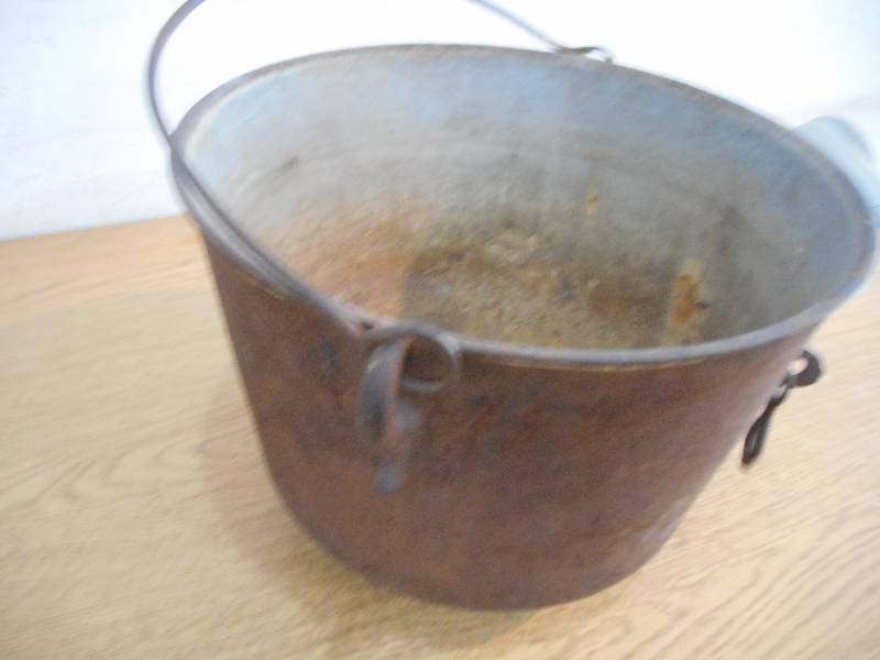 CAST IRON THREE LEGGED POT