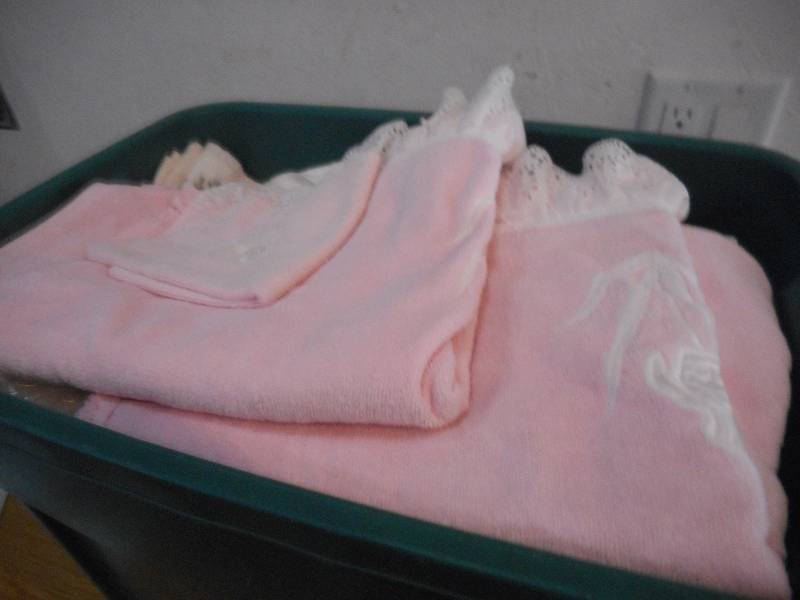 LOT OF FLOUR SACK TOWELS, TOWELS, HOME INTERIOR SHELVES, POWER STRIP, GAME