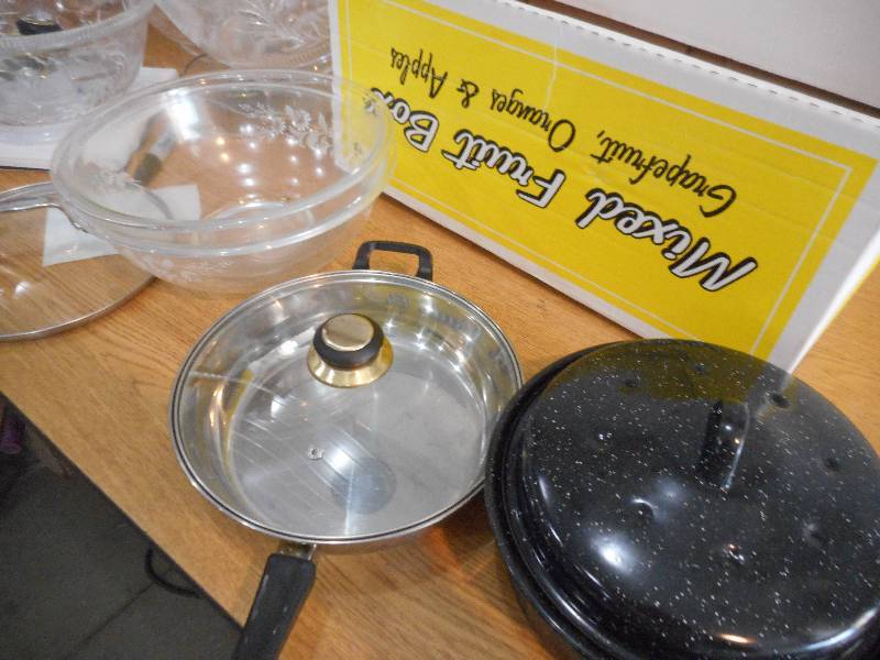 6 SERVING BOWLS, FRYING PAN, ROAST PAN