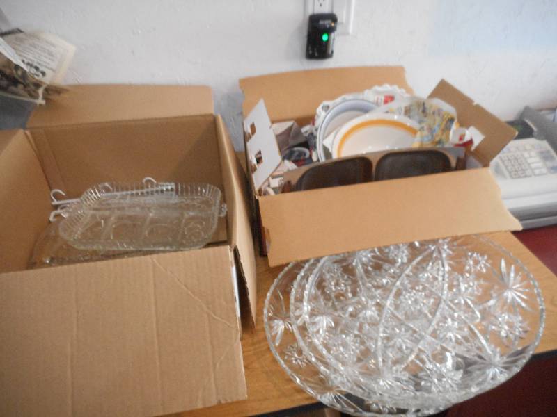 BOX LOT OF 5 GLASS PLATTERS SERVING DISHES, GLASS BOWLS AND COFFEE MUGS
