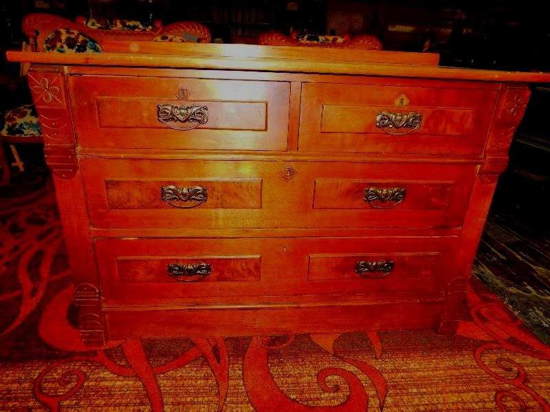 ANTIQUE CHEST OF DRAWERS