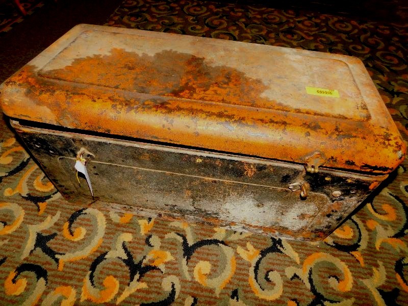 VINTAGE METAL TOOL BOXCHEST