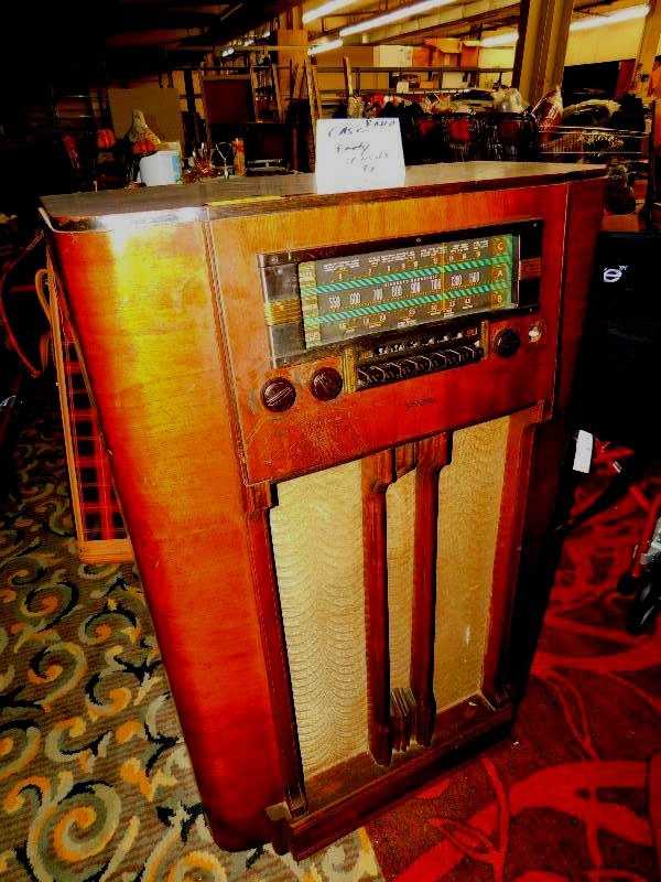 VINTAGE TUBE RADIO