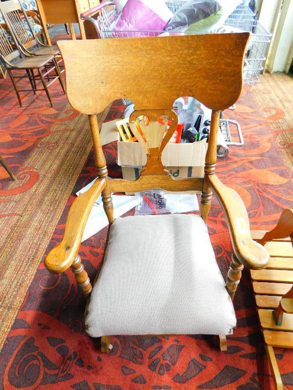 ANTIQUE DINING ROOM CHAIR WITH UPHOLSTERED SEAT