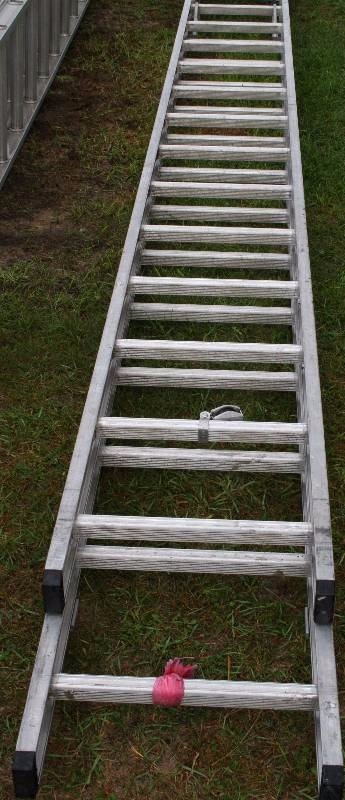 lot 78 image: 32 Aluminum Extension Ladder