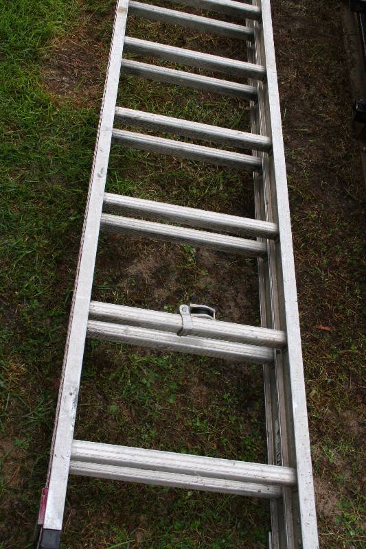 lot 79 image: 32 Aluminum Extension Ladder