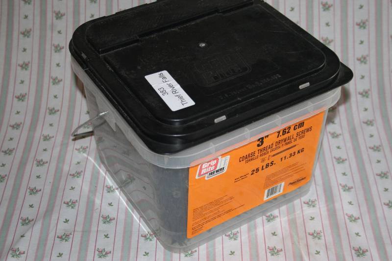lot 269 image: 3 Drywall Screws