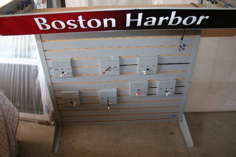 lot 426 image: Wired Display Case