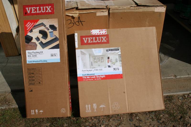 lot 448 image: Velux Sky Light and Flashing Kit for Sky Light