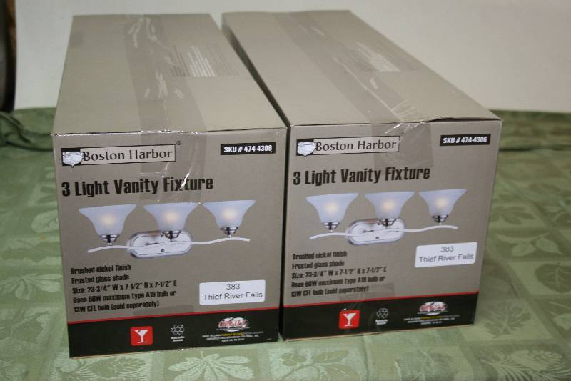 lot 558 image: 3-Light Vanity Fixtures