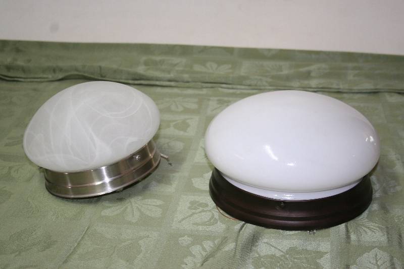 lot 559 image: 2-Light Fixtures