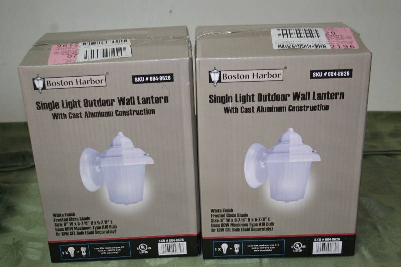 lot 560 image: Single Light Outdoor Wall Lantern