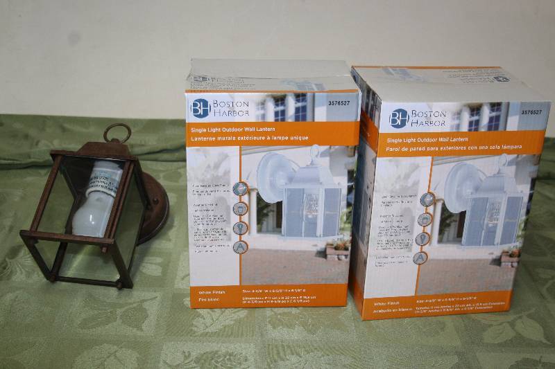 lot 566 image: Single Light Outdoor Wall Lanterns