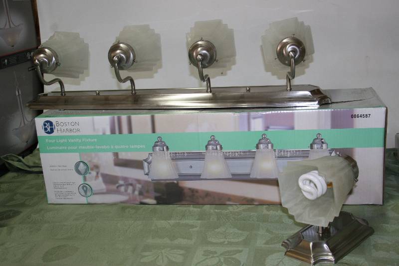 lot 568 image: Vanity Fixtures and Wall Sconce
