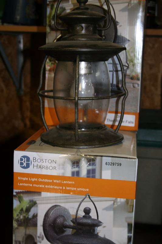 lot 571 image: Single Light Outdoor Wall Lantern
