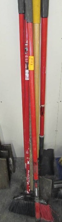 lot 527 image: SHOVELS, BROOM, HOE