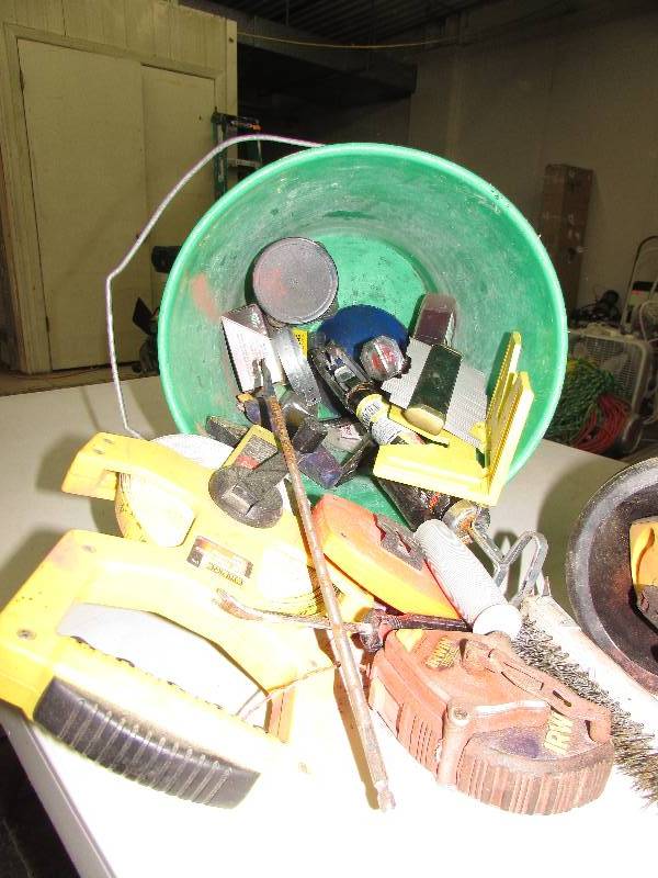 lot 508 image: PAIL OF MISC SMALL TOOLS
