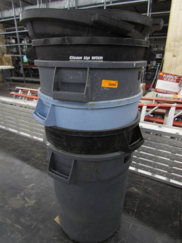 lot 559 image: FIVE TRASH CANS, TWO LIDS