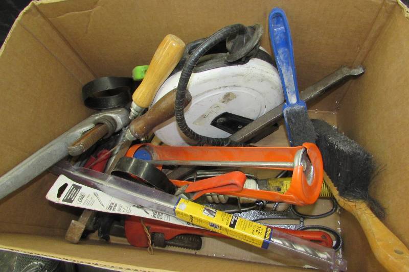 lot 567 image: BOX OF SMALL TOOLS, EXTENSION CORD REEL