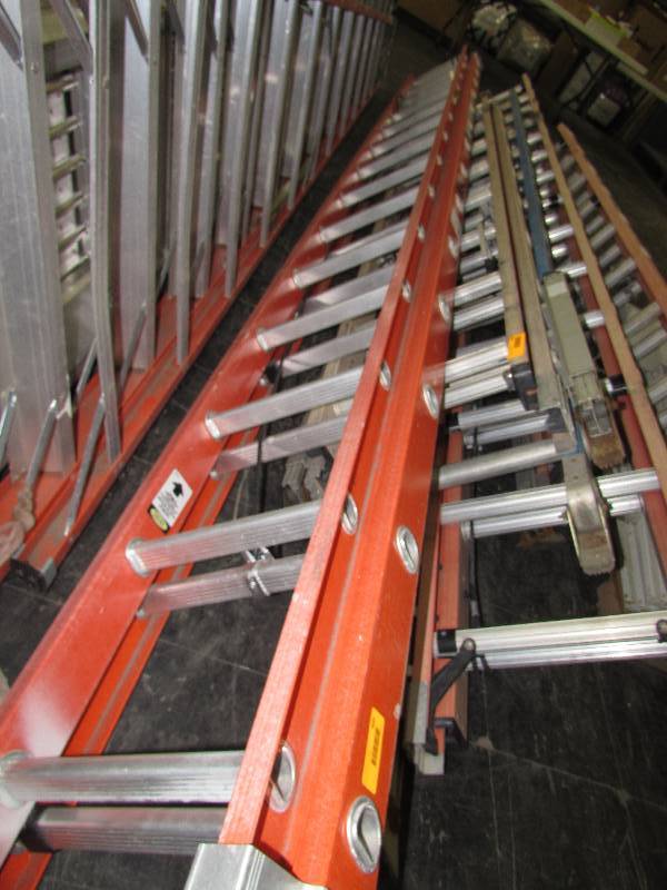 lot 495 image: KELLER FIBERGLASS EXTENSION LADDER, RED. 28 FOOT