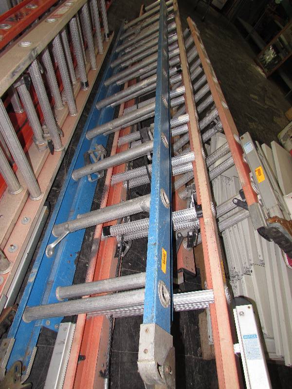 lot 497 image: ONE EXTENSION LADDER, BLUE