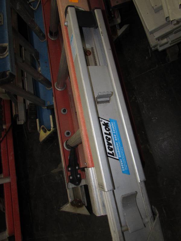 lot 498 image: WERNER 28 FOOT EXTENSION LADDER