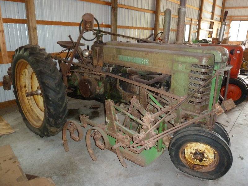 lot 145 image: Vintage John Deere B Tractor NO RESERVE