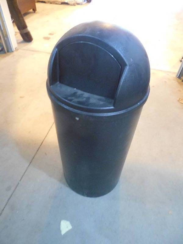 Carlisle Centurian 21 Gal. Black full Round Trash Can Dome Top Lid