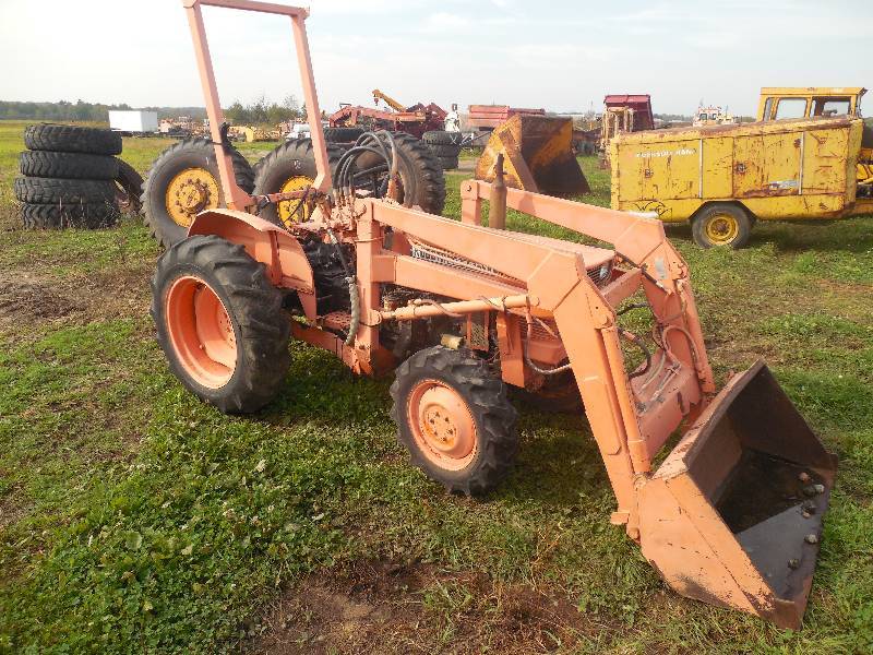 lot 3 image: KUBOTA 245 DT 4 WHEEL DRIVE TRACTOR WITH LOADER - NEEDS WORK