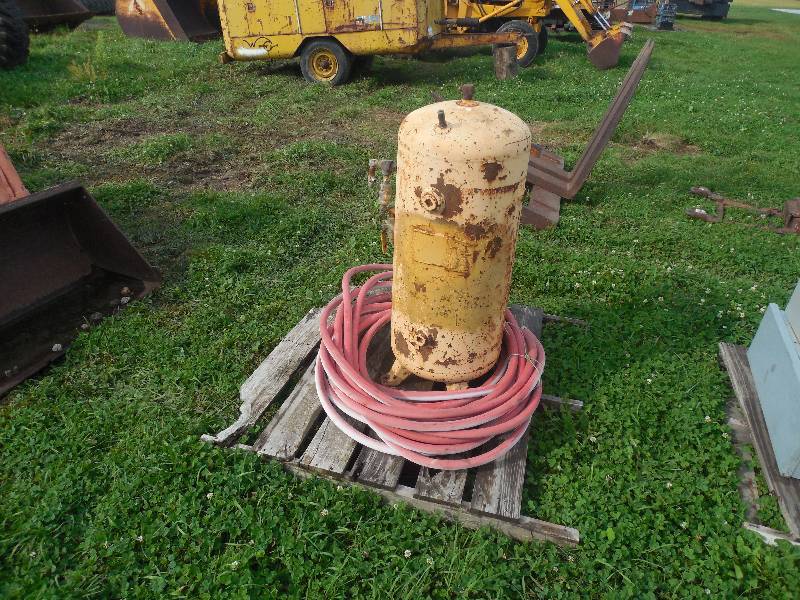 lot 4 image: PORTABLE AIR TANK & HOSE
