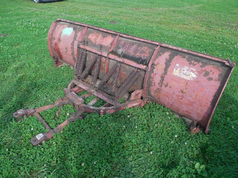 lot 6 image: 9 HEAVY DUTY SNOW PLOW WITH HYD TURN CYLINDERS
