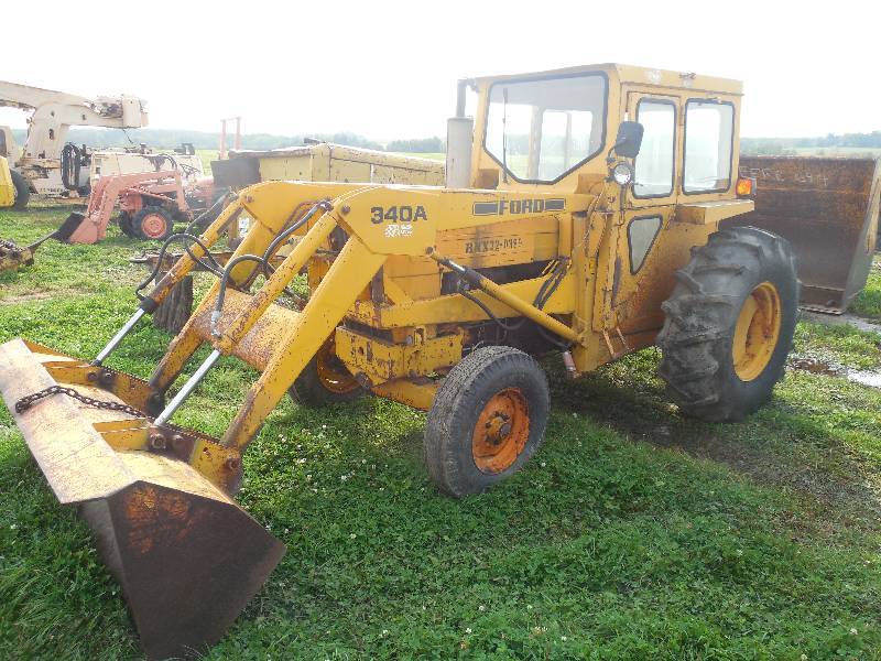 lot 8 image: FORD 340A TRACTOR WITH LOADER BUCKET - CAB - 3 POINT