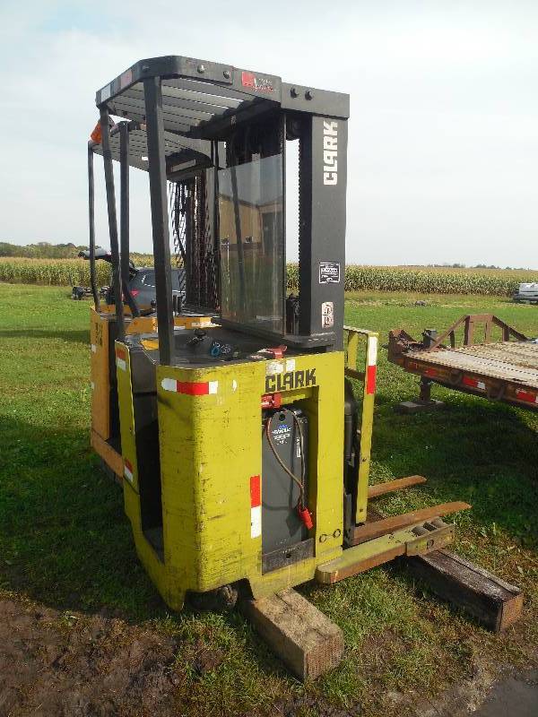 lot 10 image: CLARK WAREHOUSE STYLE FORKLIFT - 24 VOLT