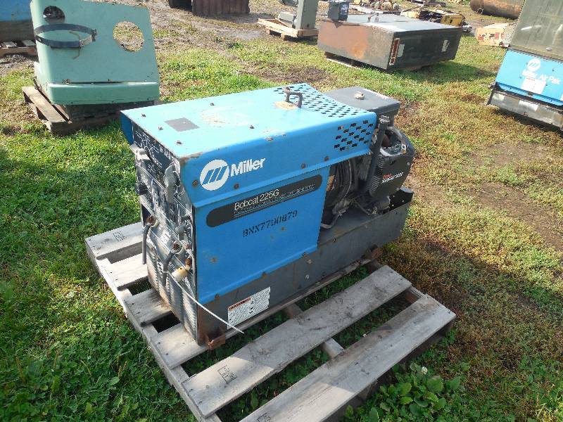 lot 11 image: MILLER BOBCAT 225G WELDER - GENERATOR