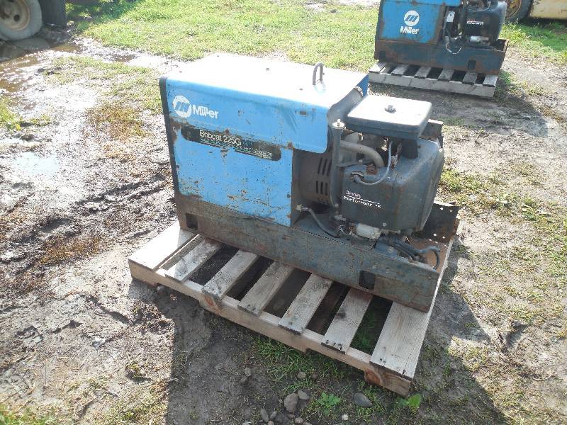 lot 13 image: MILLER BOBCAT 225G WELDER - GENERATOR