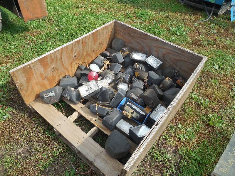 lot 22 image: BOX LIGHT OF EQUIPMENT LIGHTS