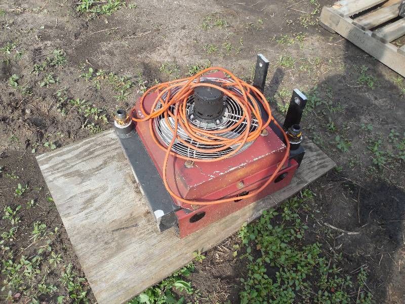 lot 27 image: OIL COOLED FAN RADIATOR