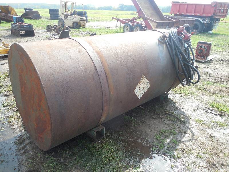 lot 29 image: 1000 GALLON FUEL TANK WITH ELECTRIC PUMP - WORKS