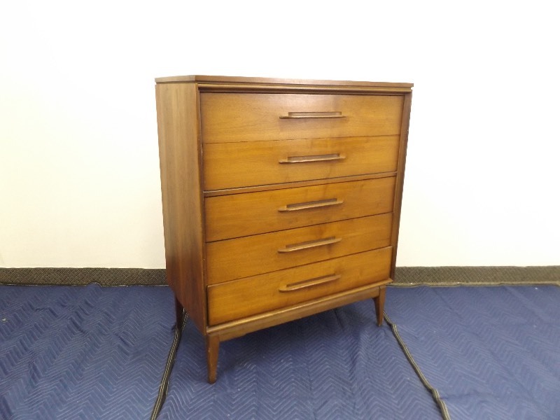 lot 10 image: Mid Century Bassett 5-Drawer Dresser