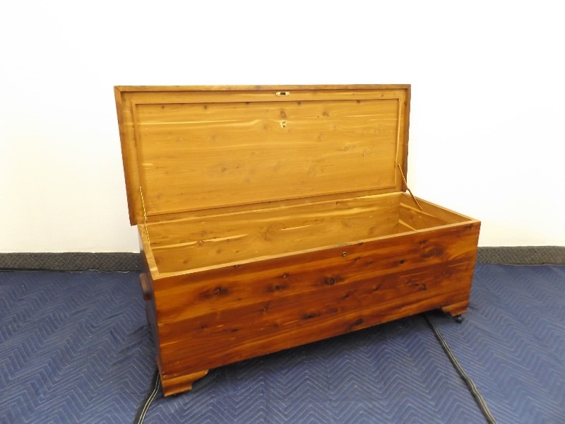 lot 22 image: Vintage Cedar Chest