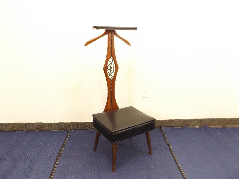 lot 32 image: Antique Gentlemans Butlers Chair