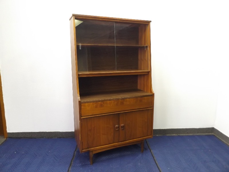 lot 15 image: Mid Century Hutch